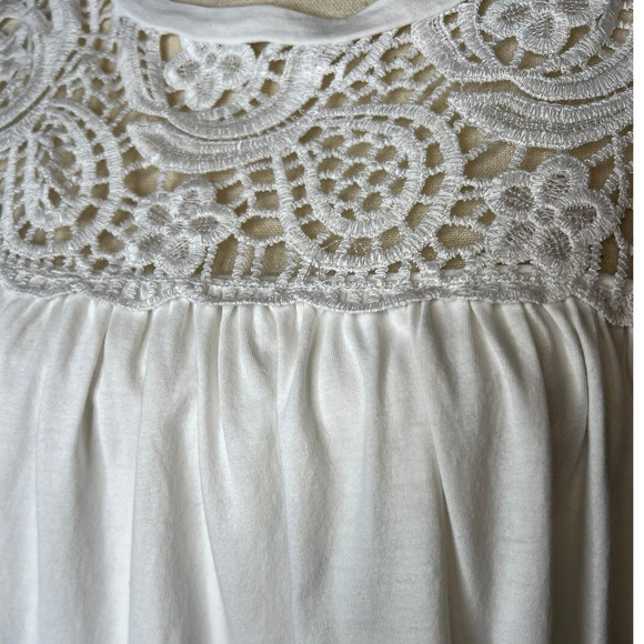 Eri & Ali Blouse in White with Crochet Lace at Neckline Size M - Picture 2 of 6